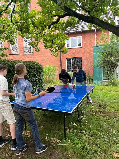 Jugendliche beim Tischtennis spielen