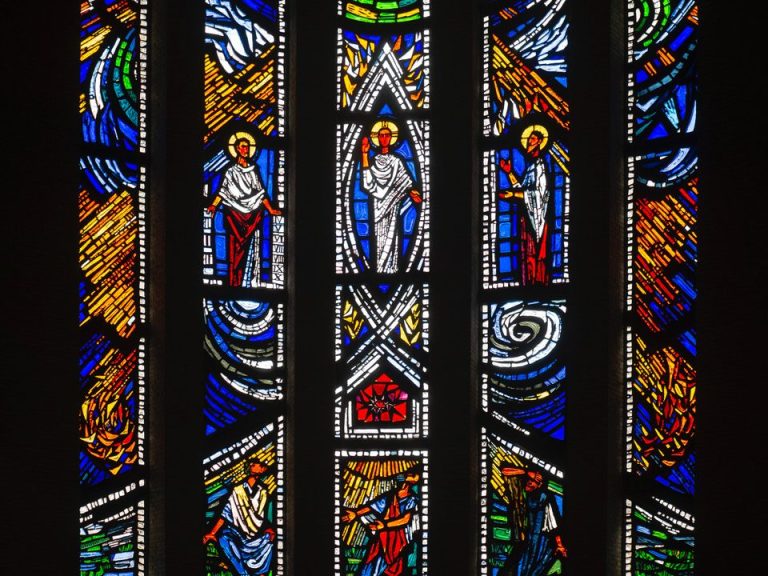 Buntglasfenster mit biblischen Szenen und dekorativen Mustern in lebhaften Farben in der Epiphaninekirche.