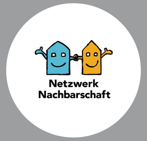 Zwei cartoonhafte Häuser in Blau und Orange halten Händchen, darunter der Text "Netzwerk Nachbarschaft".