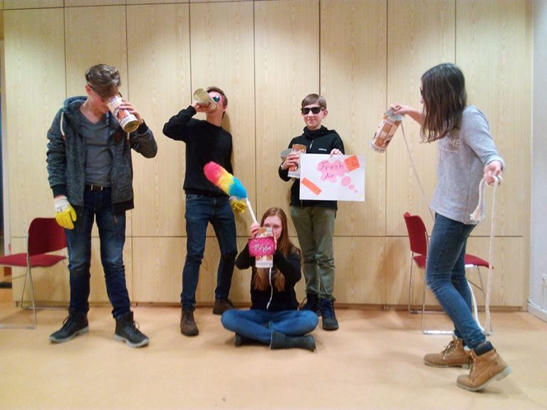 Epiphaniengemeinde Hamburg – Jugendkeller Fünf Personen in einer fröhlichen Pose mit bunten Requisiten und Getränken.