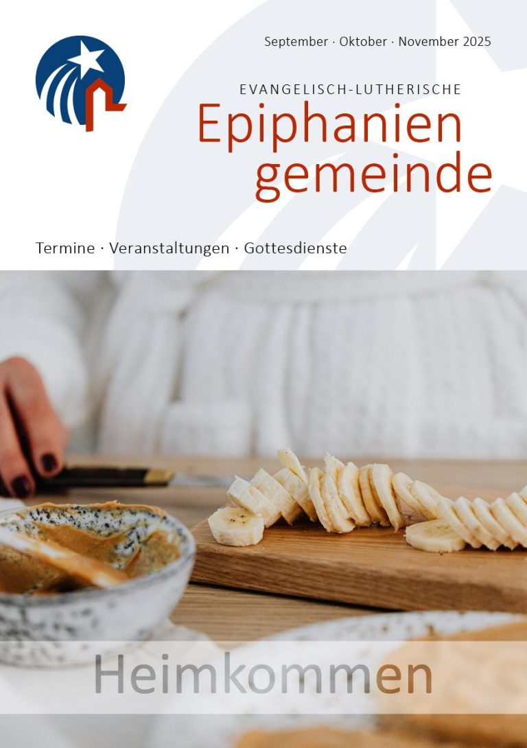 Gemeindebriefcover: Frauenhände schneiden auf einem Holzbrettchen eine Banane. Titel: "Heimkommen".