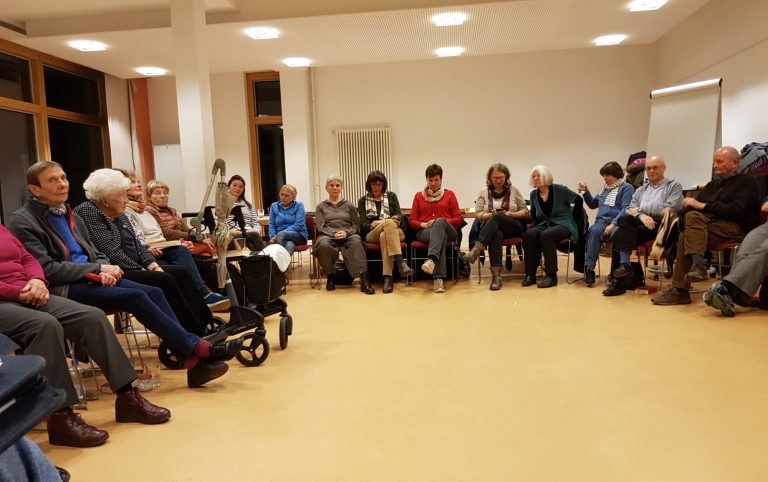 Epiphaniengemeinde Hamburg – Gemeindeversammlung Eine Gruppe von Menschen sitzt im Stuhlkreis in einem hellen Raum.