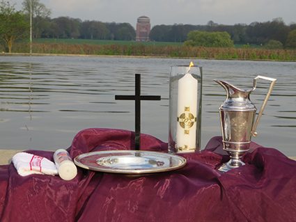 Kinder und Erwachsene halten einen blauen Stoff in der Epiphanienkirche während des Familiengottesdienstes.