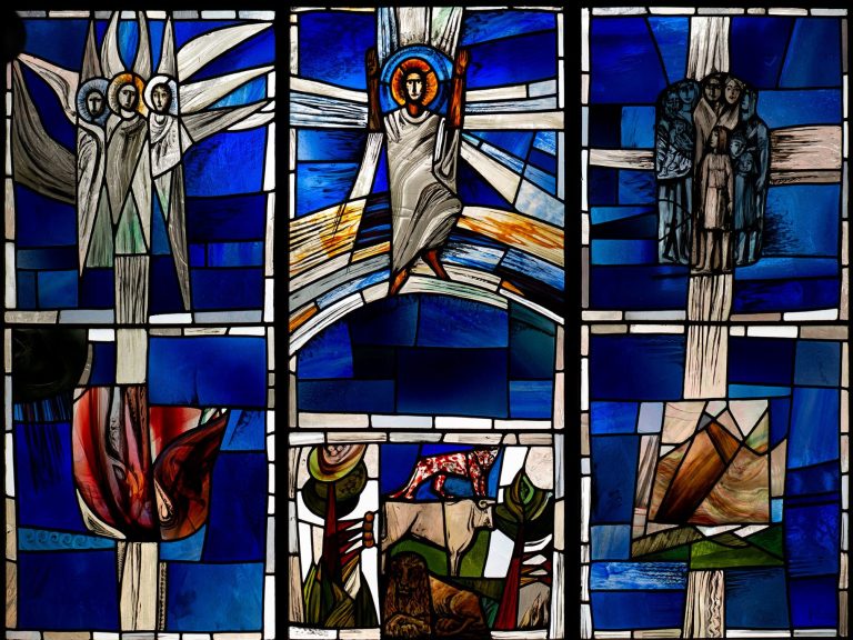 Bunt verglaste Kirchenfenster mit Jesus, Jüngern, Menschen, Blumen und geometrischen Mustern in Blau- und Grüntönen.