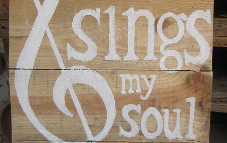 Epiphaniengemeinde Hamburg – Epiphanien singt Holztafel mit dem Schriftzug „Then sings my soul“ in offensichtlicher Schriftart und einem Notenschlüssel.