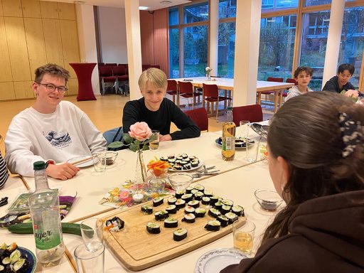 Junge Menschen beim Sushi essen