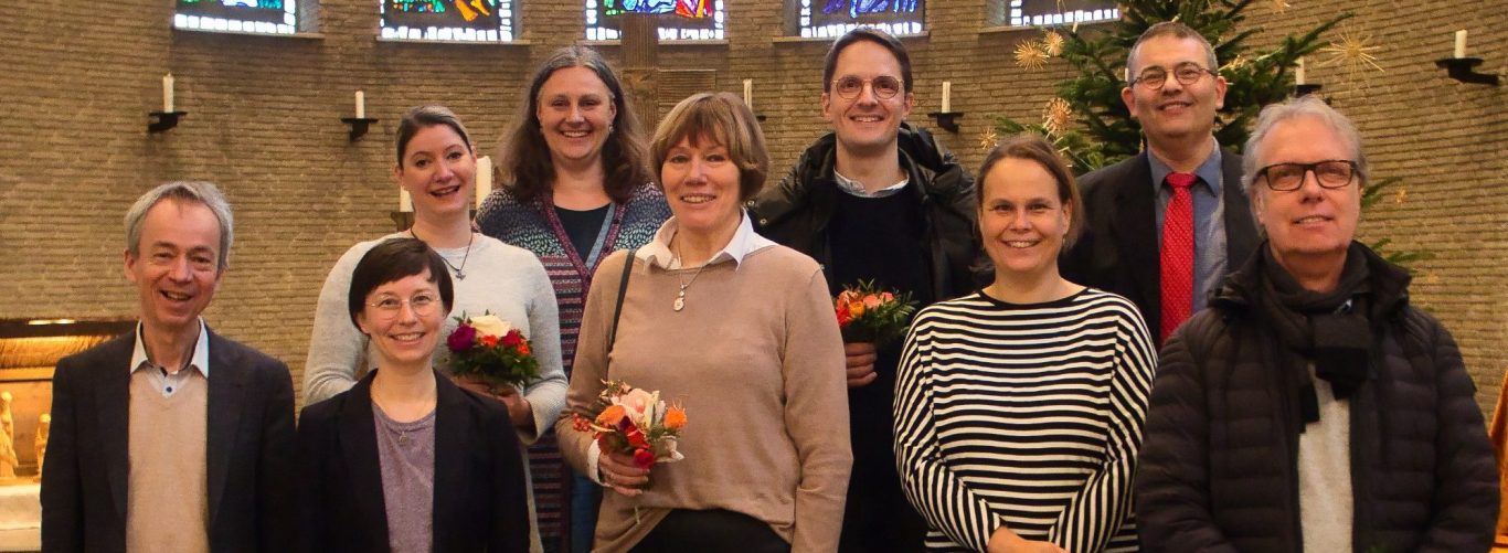 Menschenmenge feiert im Freien mit bunten Luftballons vor der Epiphanienkirche in der Jarrestadt in Hamburg Winterhude.