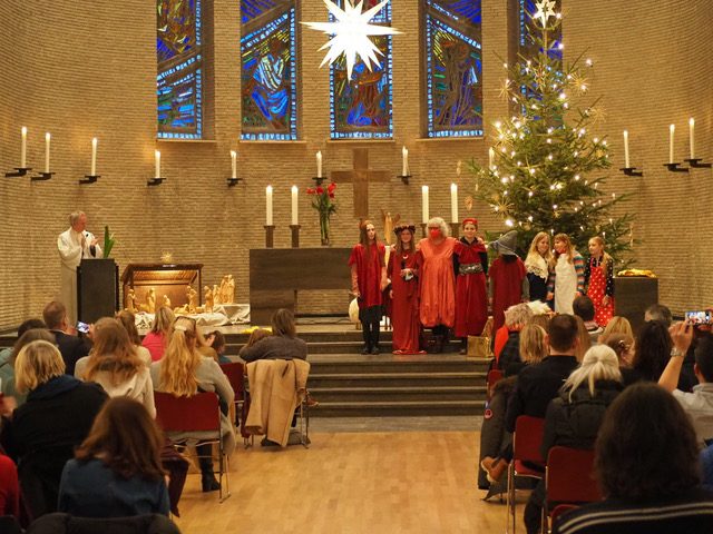 Krippenspiel in der Epiphanienkirche, Sängerinnen und Sängern sowie Weihnachtsbaum und Dekoration.