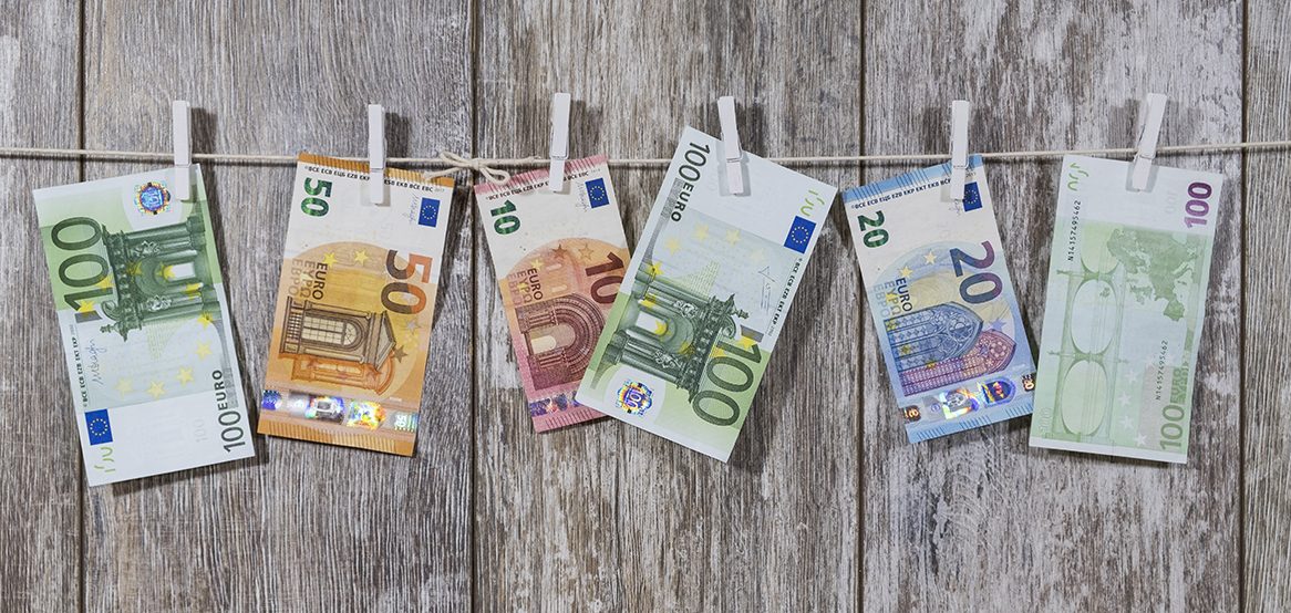 Spende für die Ev.-luth. Epiphaniengemeinde Hamburg, ein zehner für die Gemeinde. Bunte Euro-Scheine hängen an einer Wäscheleine.